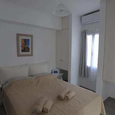 Thomas In Katapola Apartment *