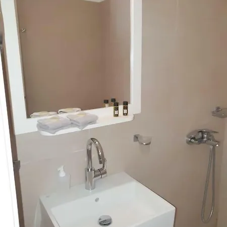 Thomas In Katapola Apartment