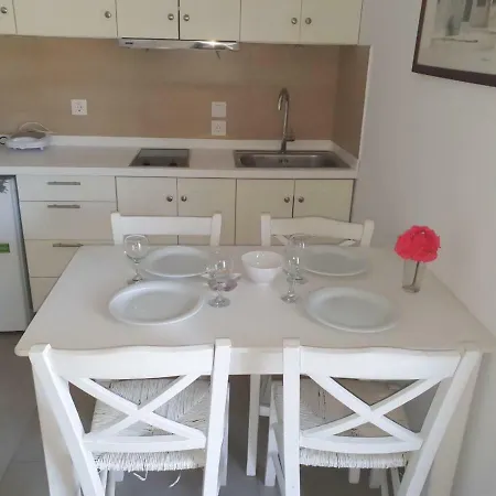 Thomas In Katapola Apartment